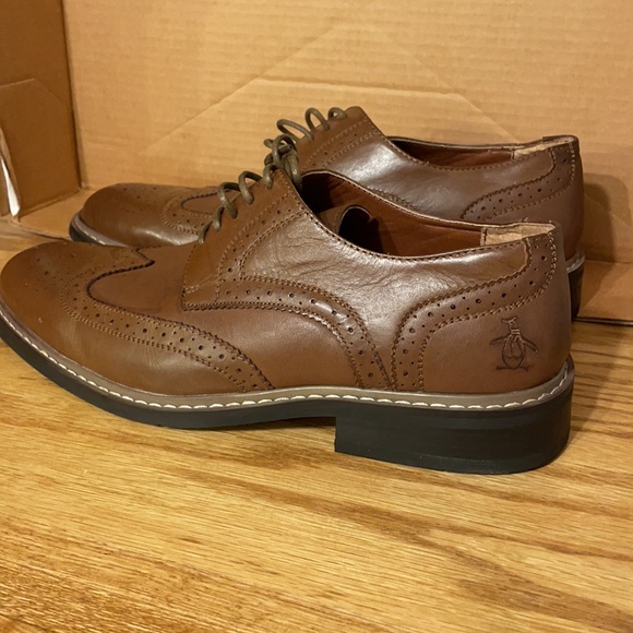 Men’s original penguin brown leather oxfords with contrast stitching. - Picture 2 of 3